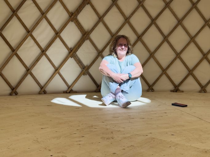 Claudia Raum sitzt in der Jurte