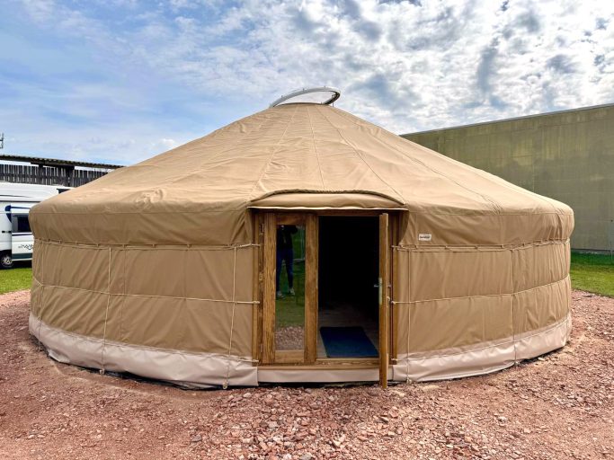 Die fertige Jurte mit Dachluke