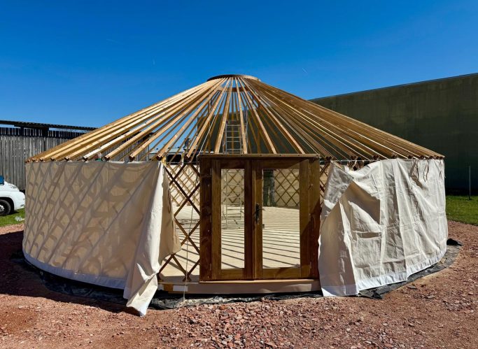 Die Jurte im Aufbau mit Außenwand