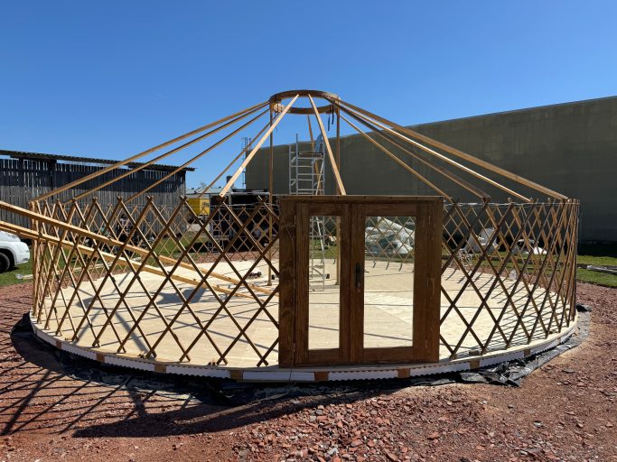 Die Jurte im Aufbau mit Außenwand