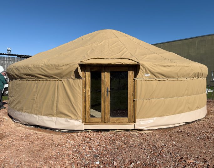 Die Jurte im Aufbau bei strahlend blauem Himmel